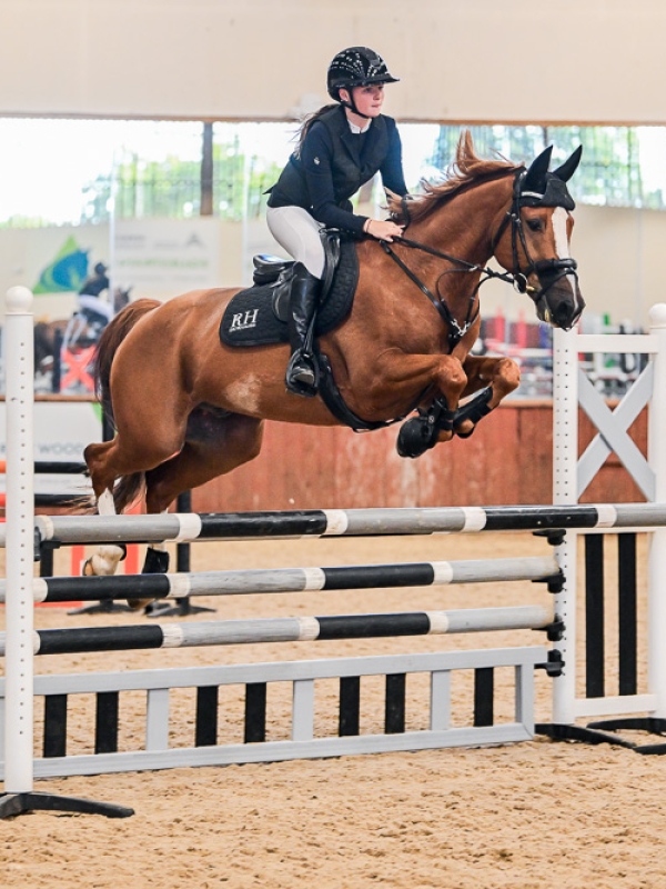 Rubi Harper jumping with Maverick XXI